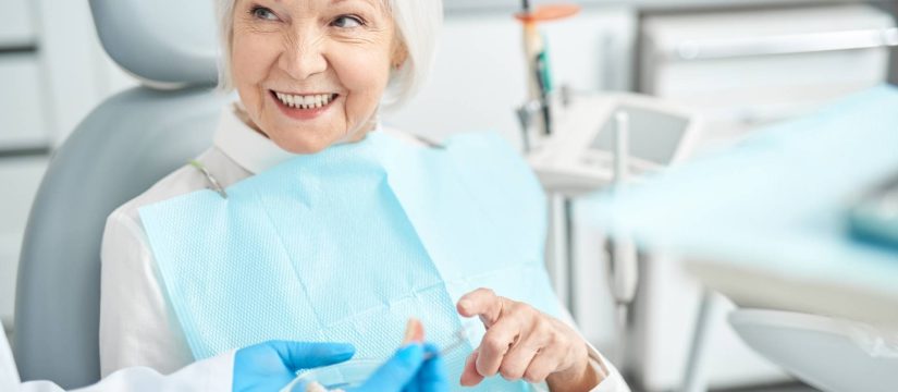 Señora mayor con implantes dentales