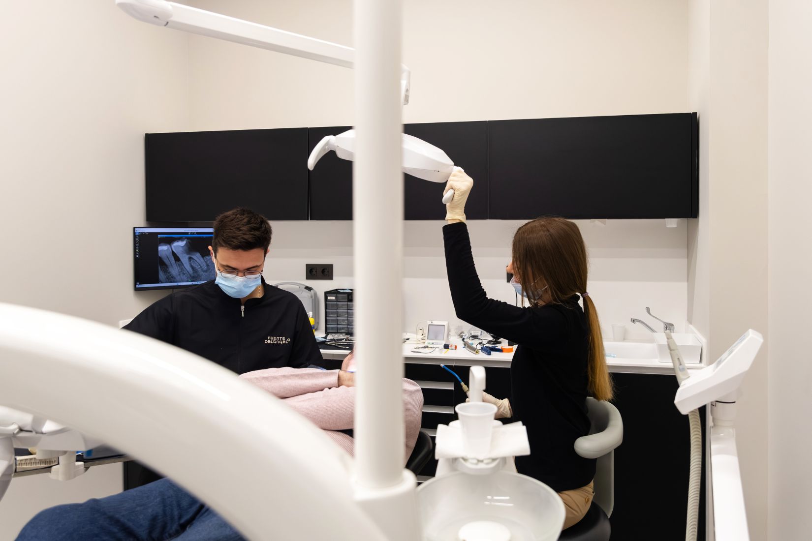 Procedimiento odontológico realizado por especialistas