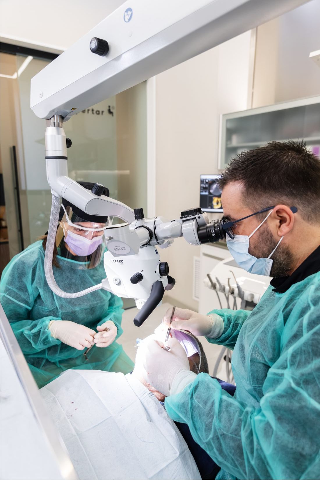 Equipo odontológico durante una cirugía oral en clínica dental