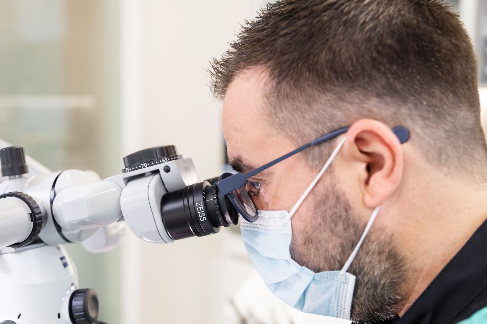 Dentista utilizando equipamiento de precisión para tratamiento dental